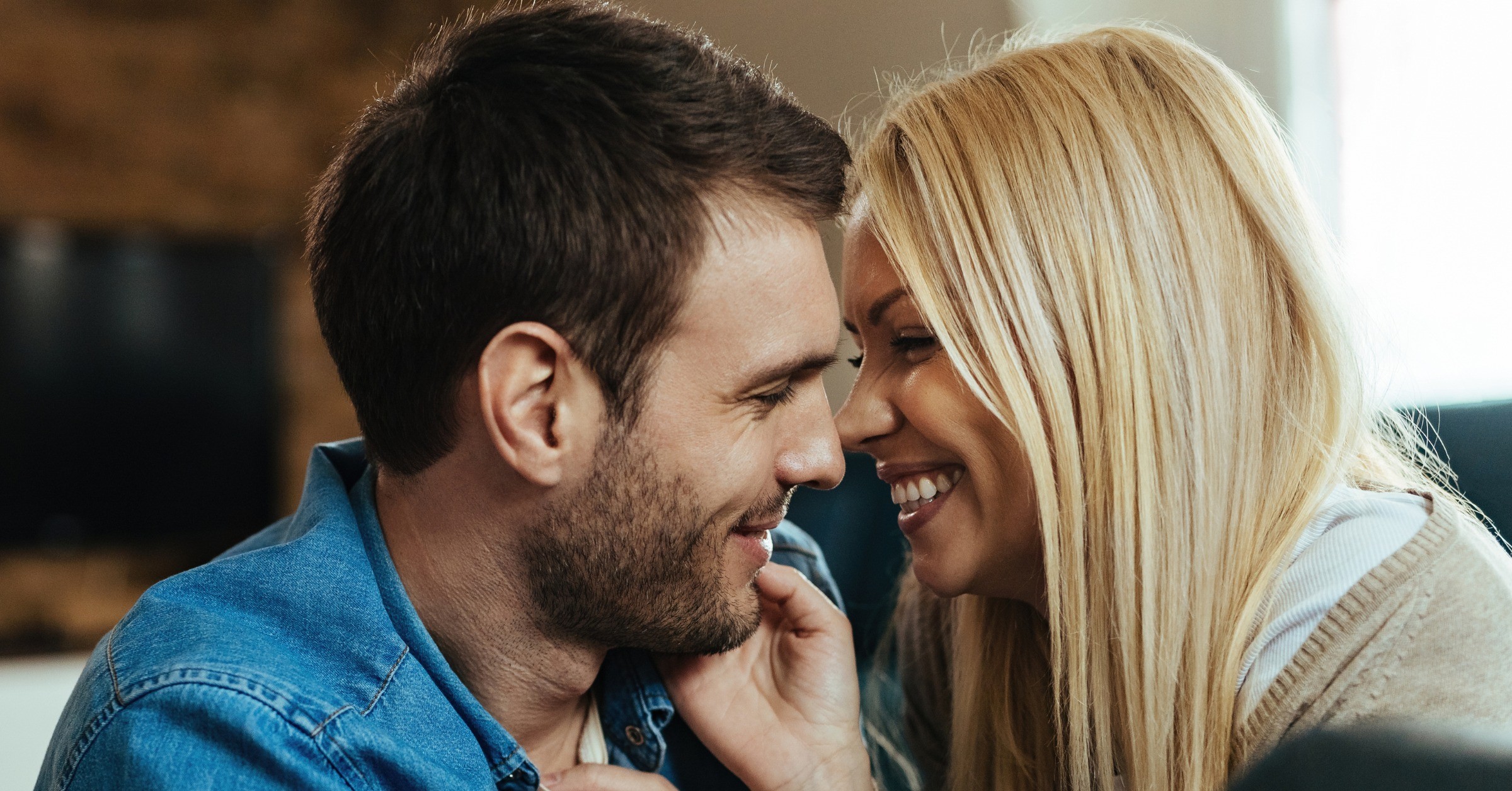 Et lykkelig par har et romantisk øyeblikk hvor de ser dypt inn i hverandres øyne.