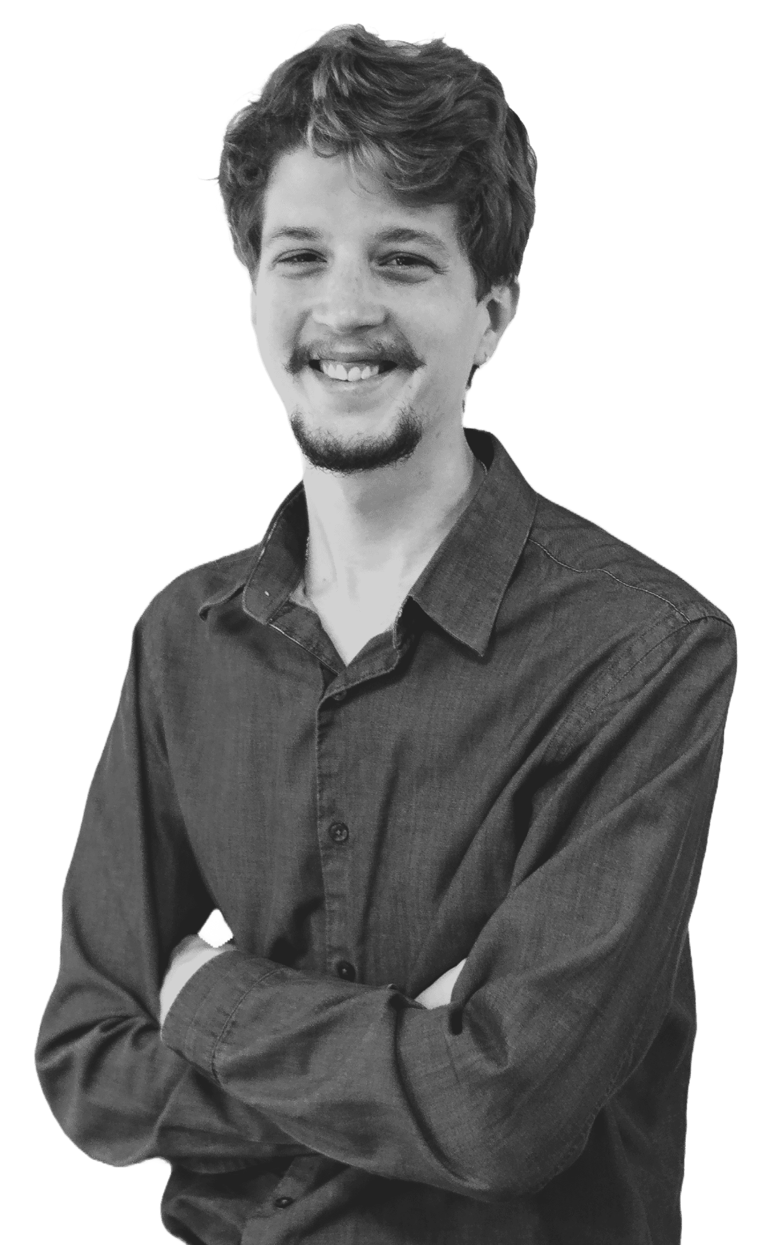 Leonardo de braços cruzados sorrindo para uma foto de perfil profissional