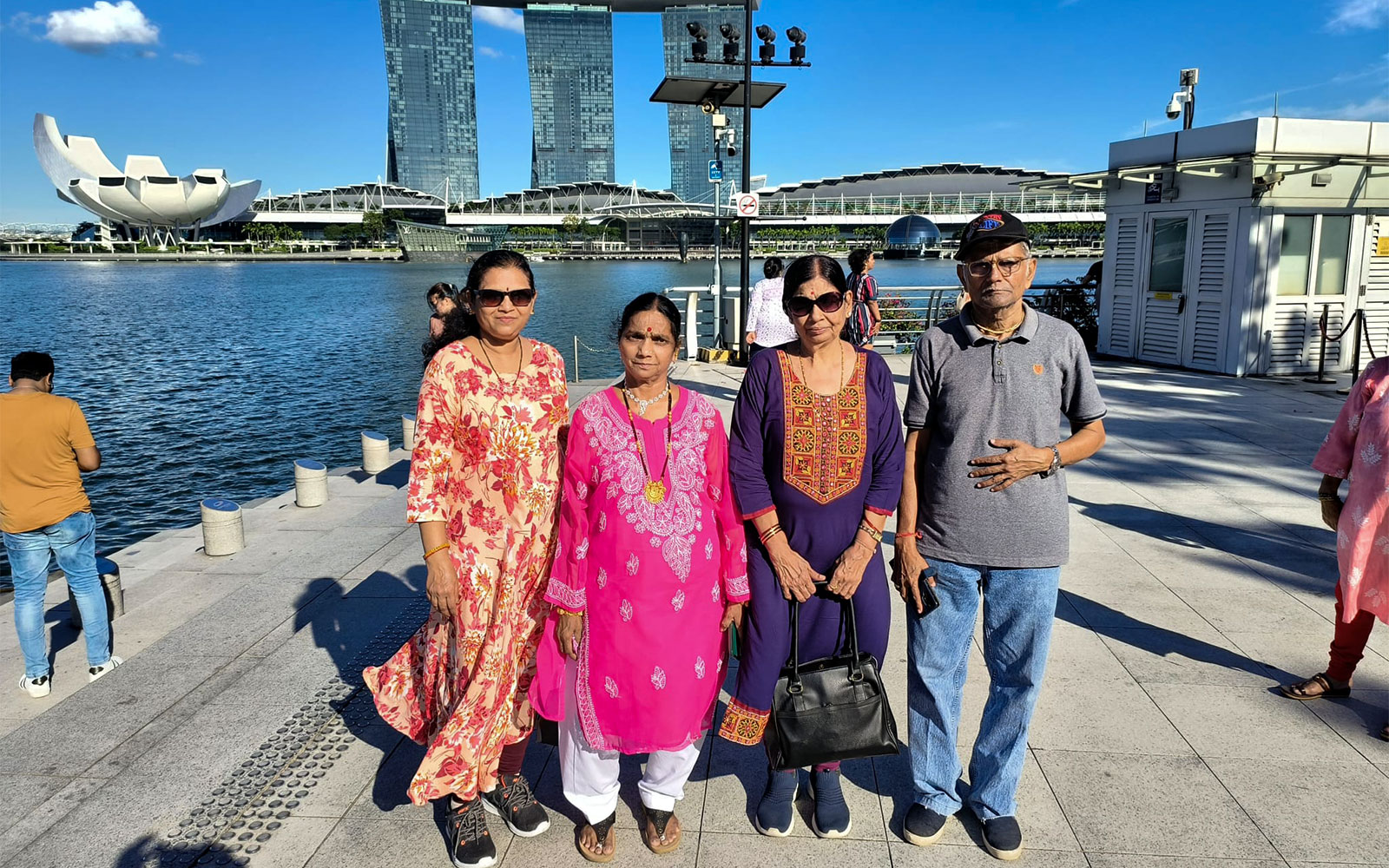 滨海湾金沙和新加坡天际线，尽享城市之旅。