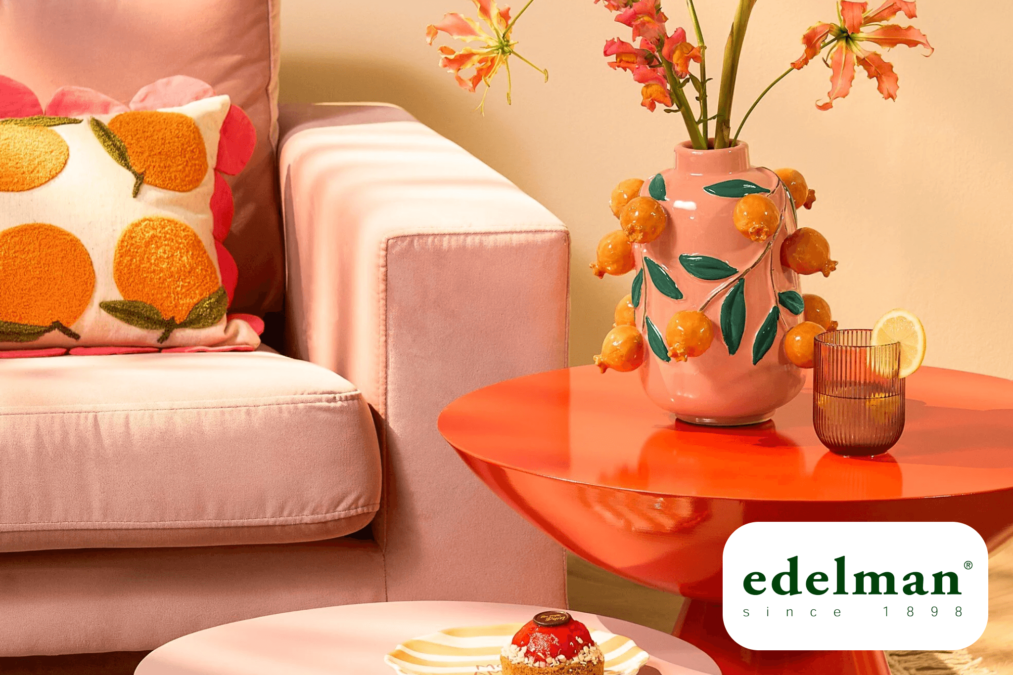 Orangefarbenes Wohnzimmer mit Wohnaccessoire von Edelman