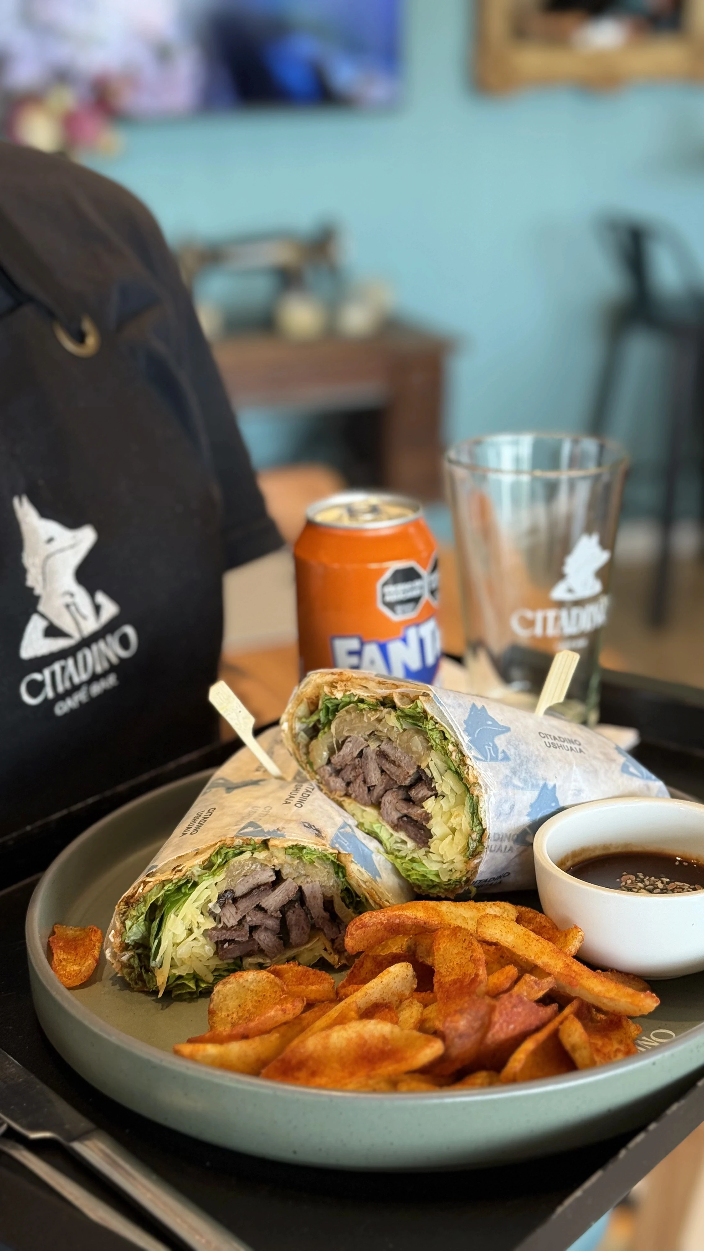 Sandwitch con dip , papas y gaseosa