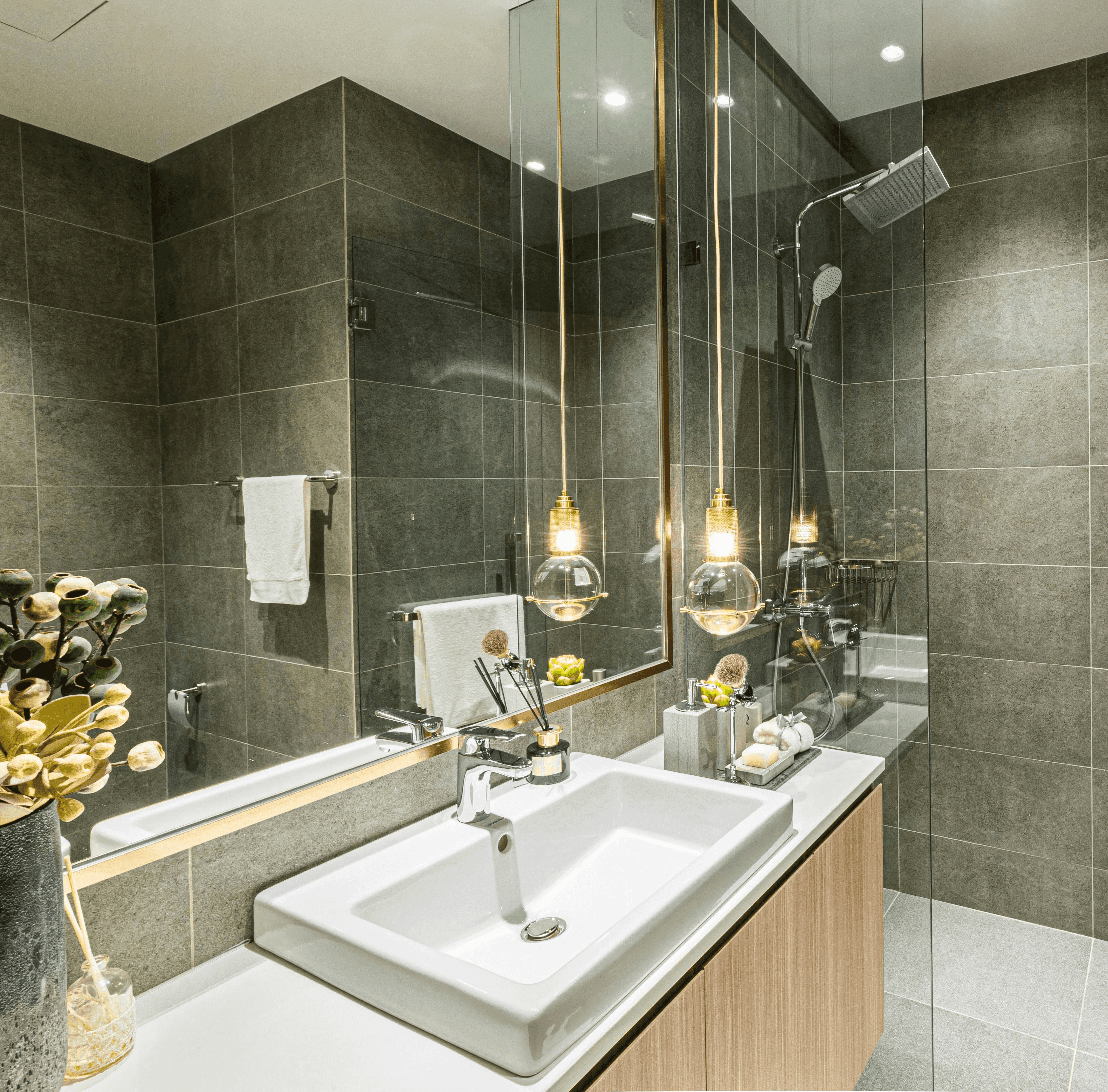 Modernes Gäste-WC mit stilvoller Waschplatz-Lösung, wandhängendem Spiegel und integrierter Regendusche – Aqua-Fix Sanitär realisiert durchdachte Badgestaltung für Wohnungen in Zürich, St. Gallen und Umgebung.