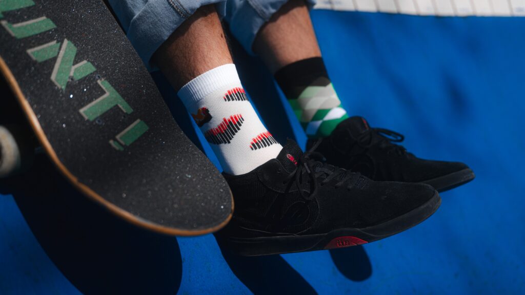 Meias personalizadas em um look com skate
