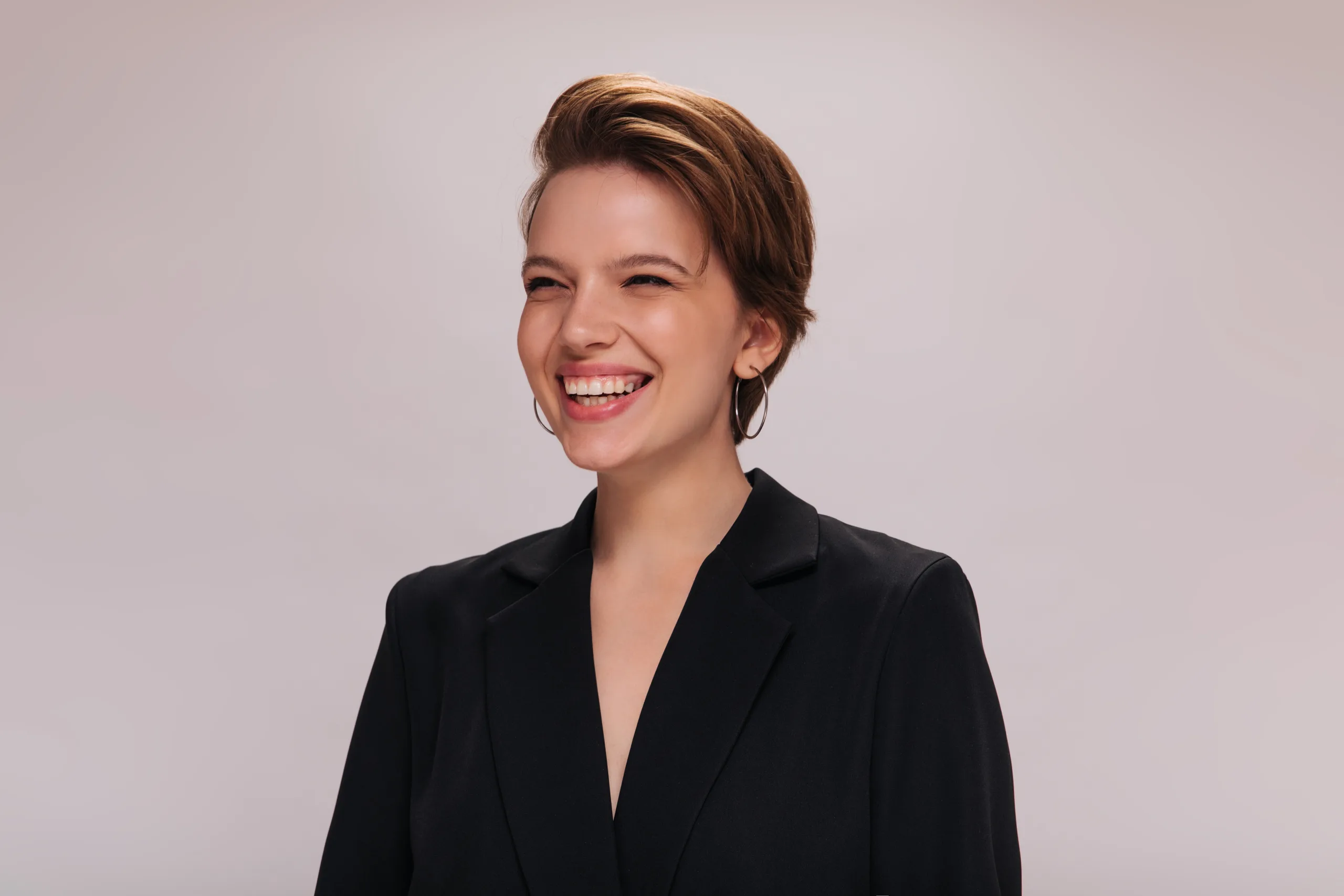 mulher em retrato com expressão confiante