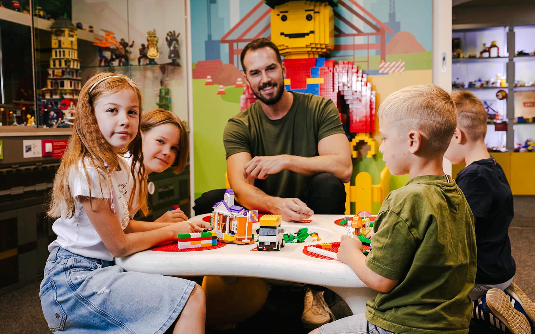 小朋友喺布拉格積木博物館砌積木。