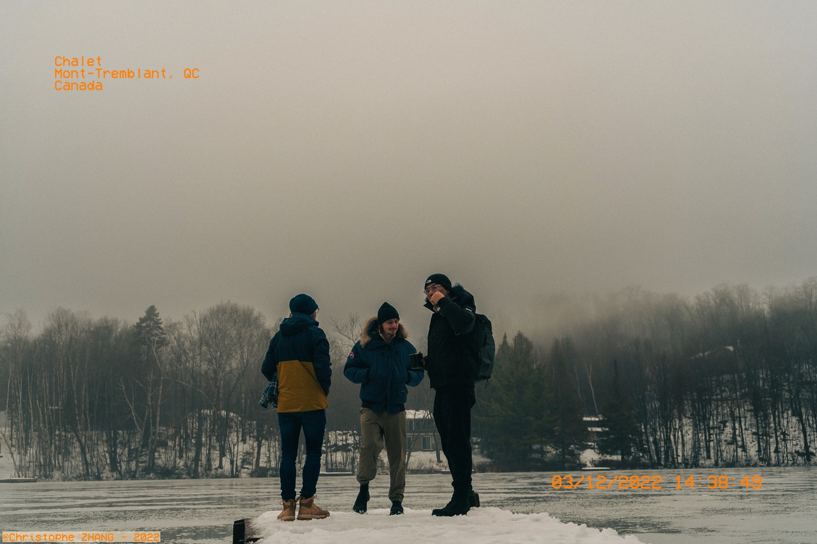 Discussion sur lac gelé, brume et pins à Mont‑Tremblant.  
