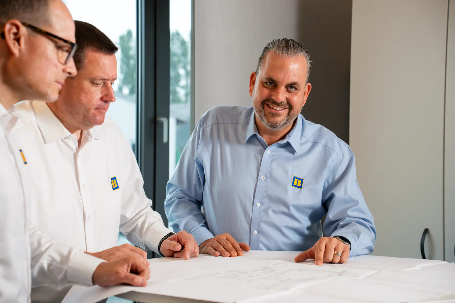 Drei Brömer Kollegen beim Planen