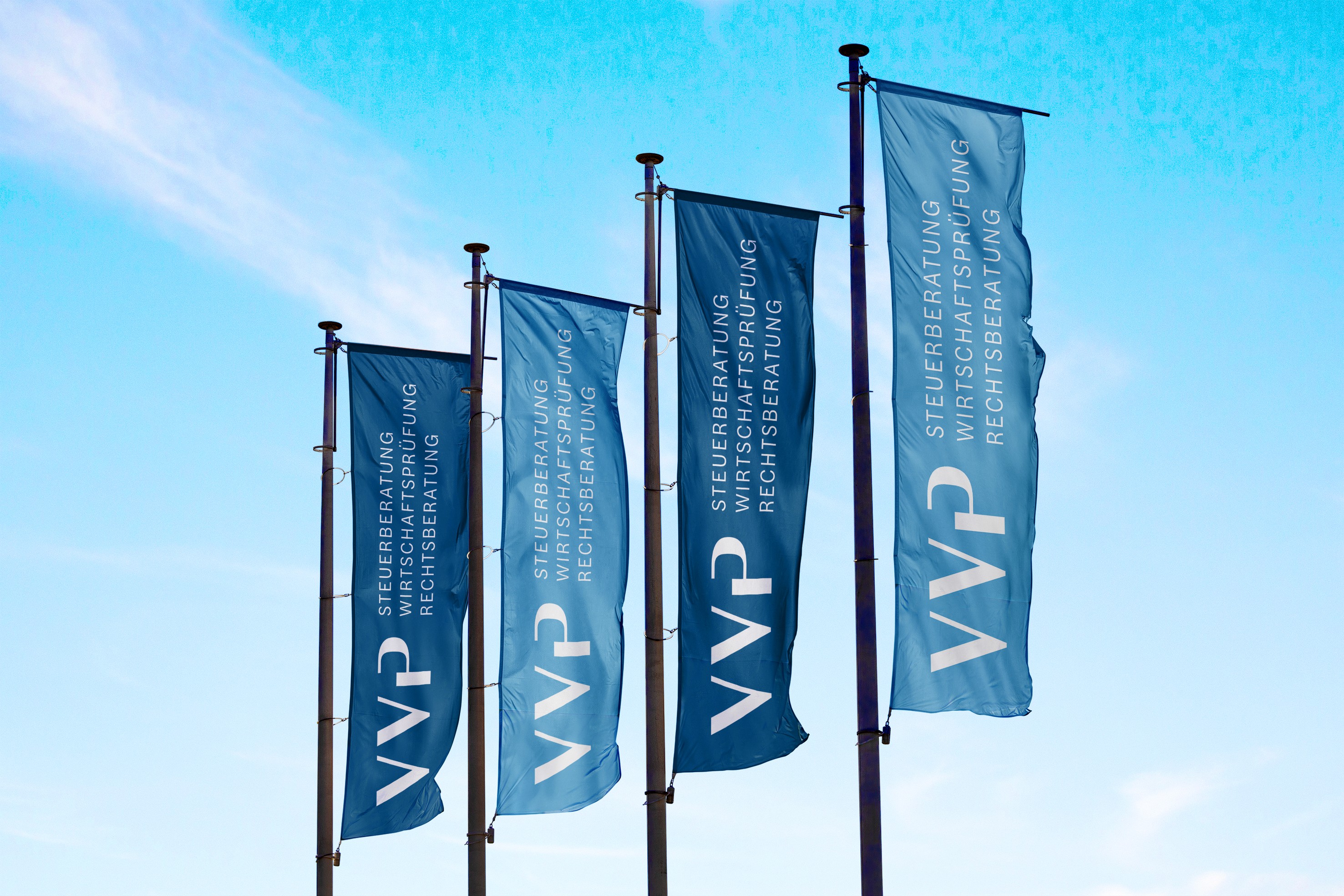 VVP Flaggen mit Steuerberatung, Wirtschaftsprüfung und Rechtsberatung im blauen Himmel