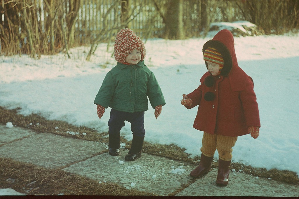 Talvisel teel kõndivad kaks rõõmsat last