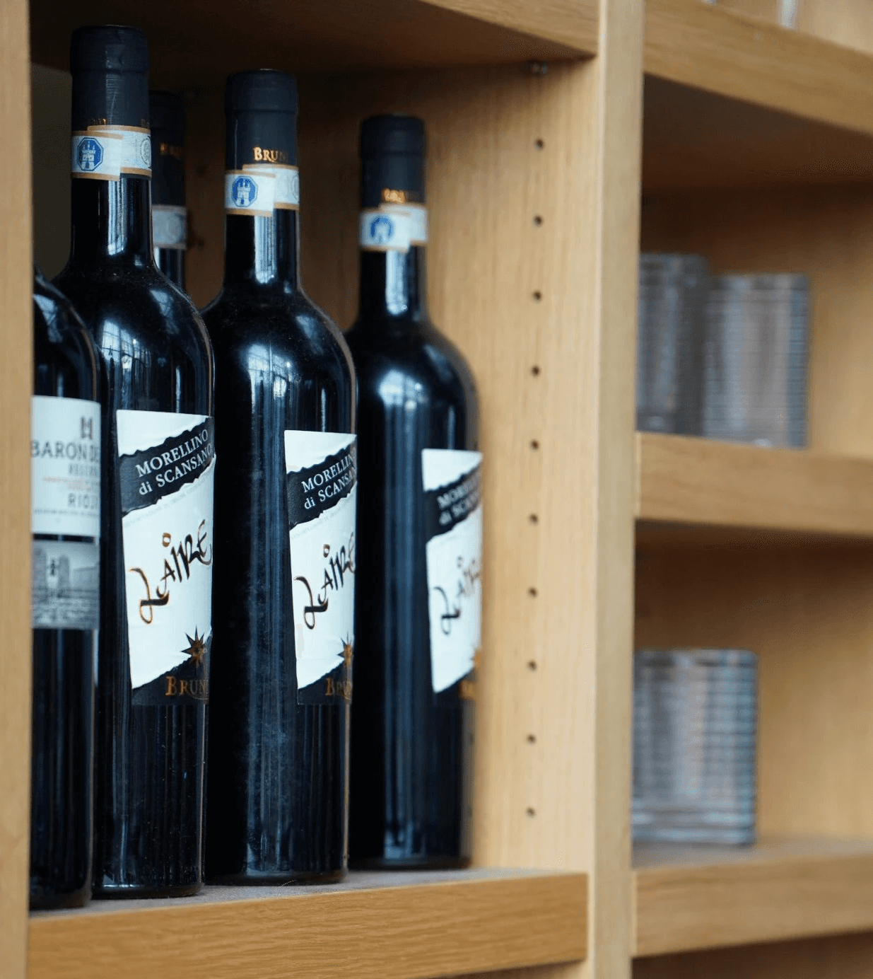 Flaschen Wein in einem Regal