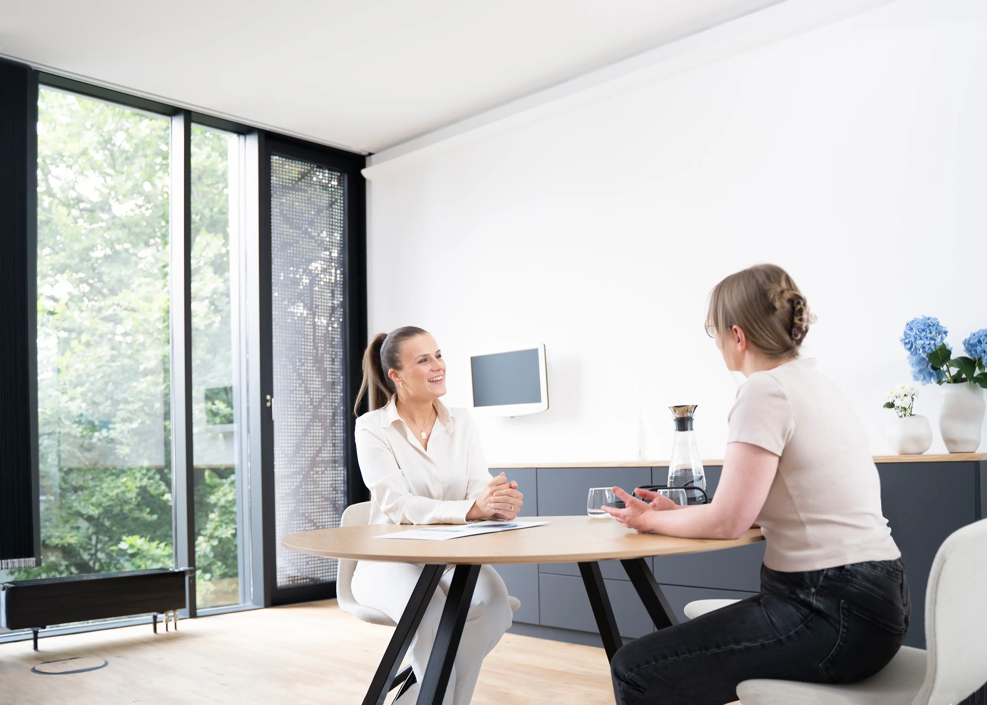 Bild von zwei sprechenden Frauen