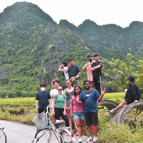 Ninh Binh, Hoa Lu, Tam Coc & Mua Cave: Guidet tur fra Hanoi + frokostbilletter i Hanoi