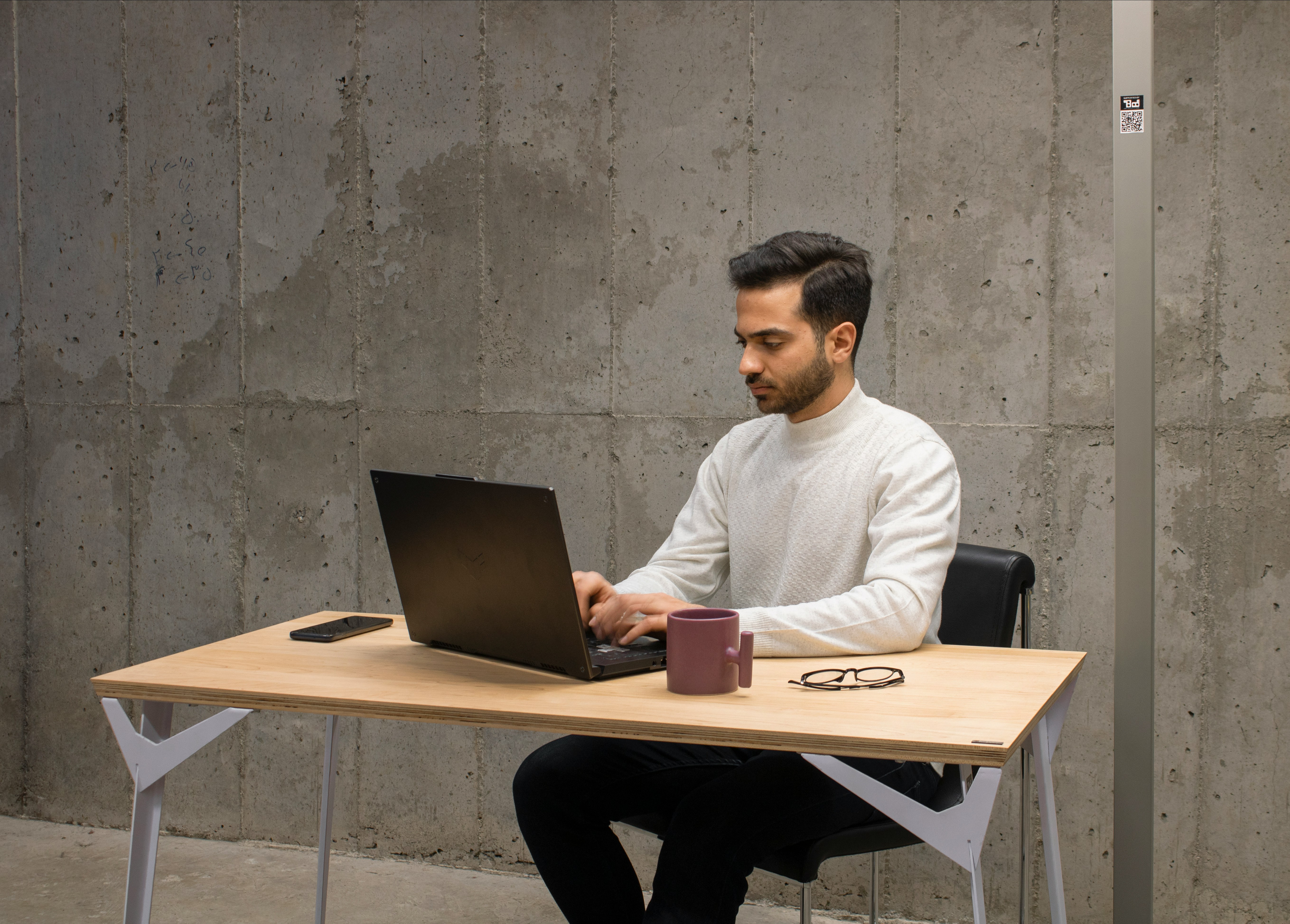 person on desk with laptop - Zotero Vs Endnote