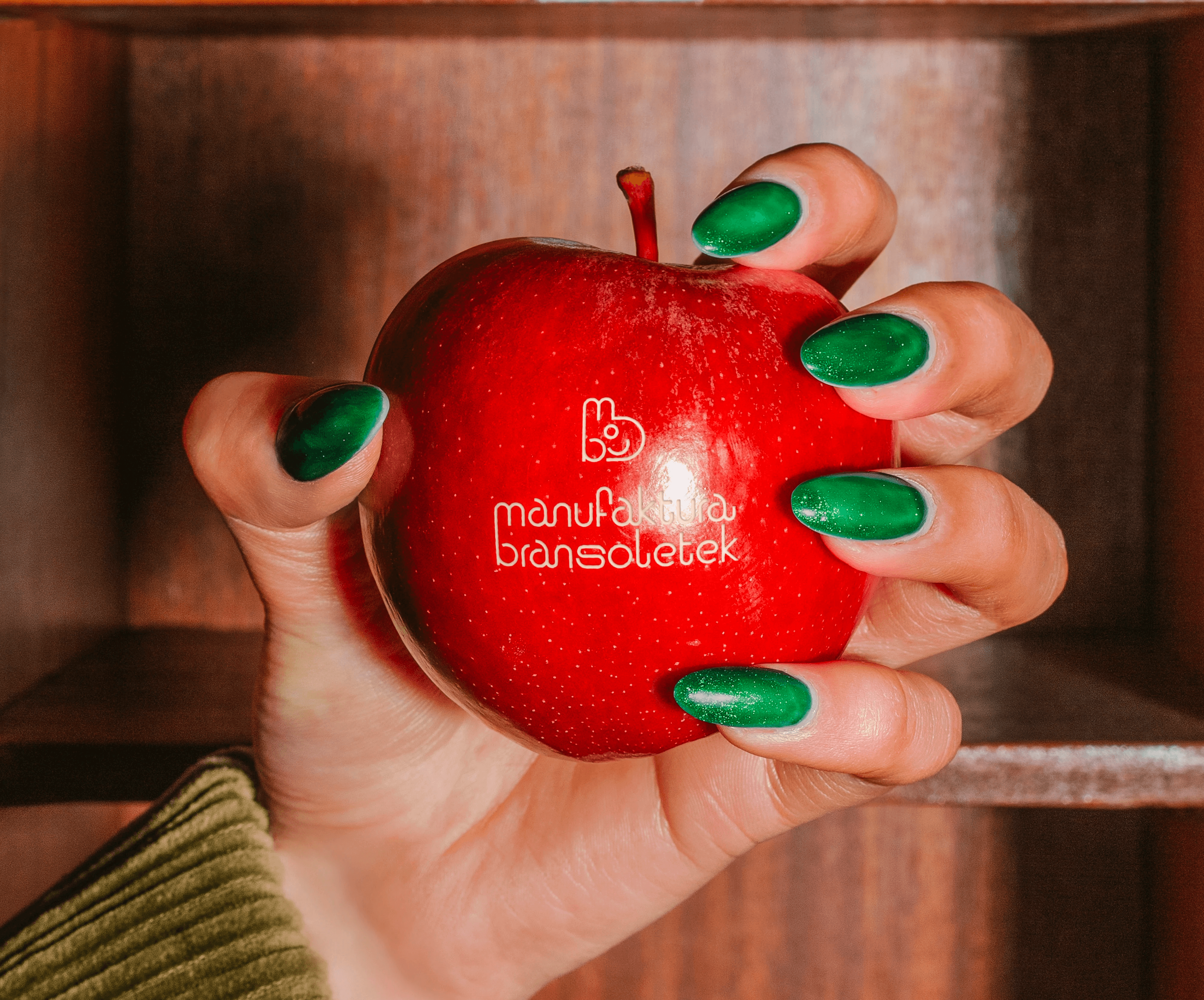 Jabłko z wyciętym logo manufaktura bransoletek