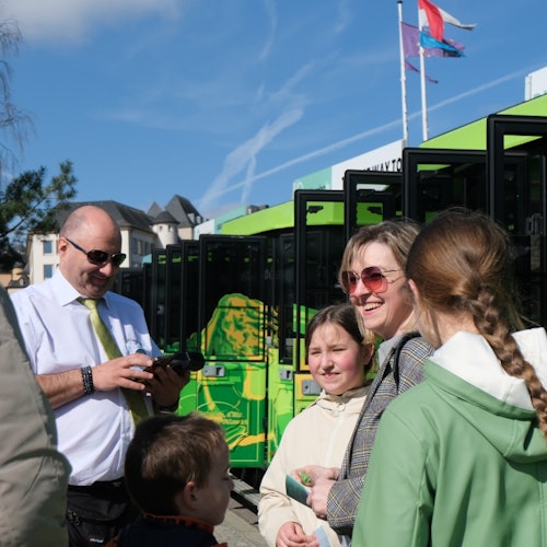 Водитель городского поезда с клиентами и их детьми.