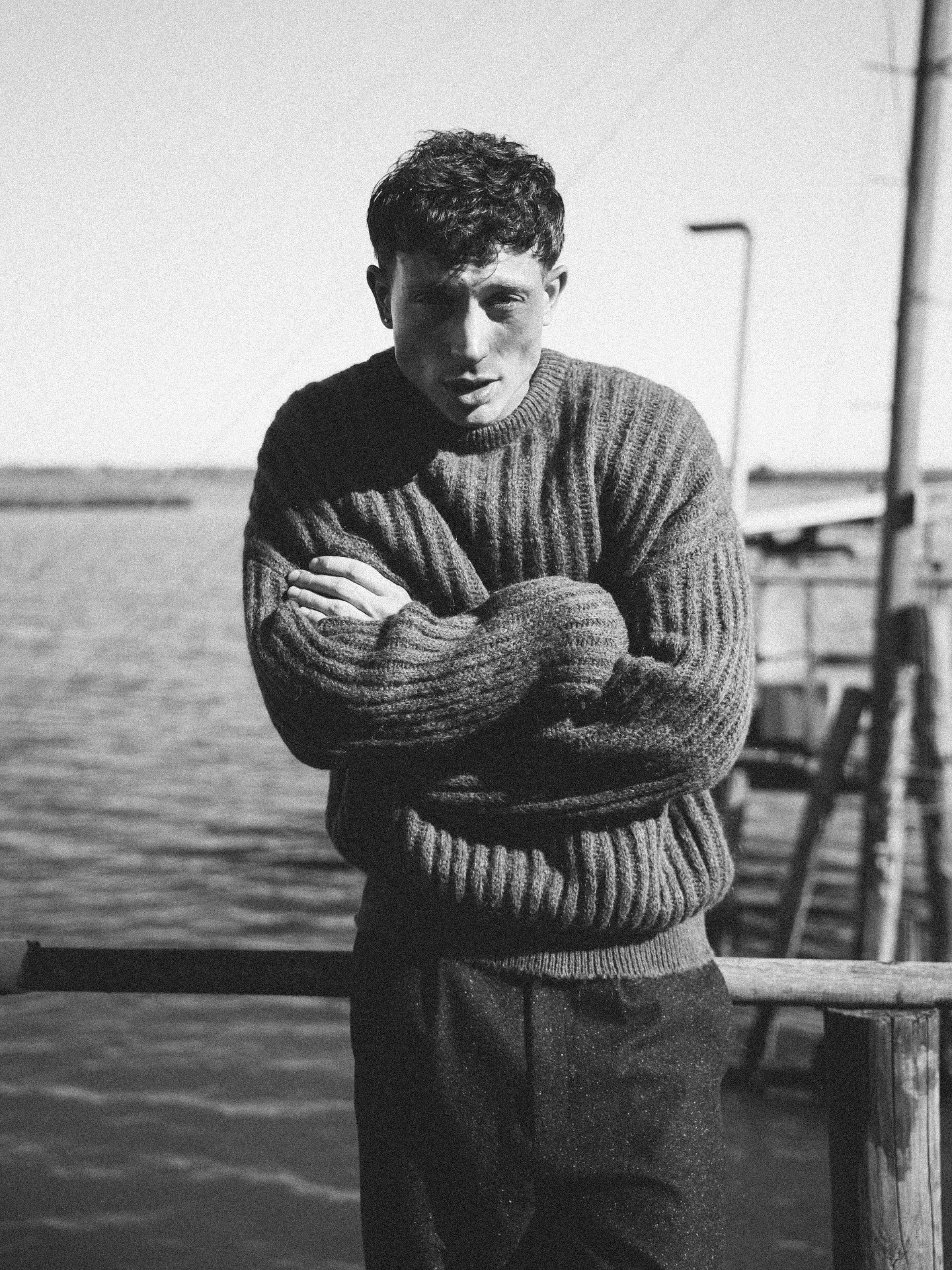 Mannequin homme portant une maille en grosses côtes dans le lookbook FW25 de Wooden Store en noir et blanc