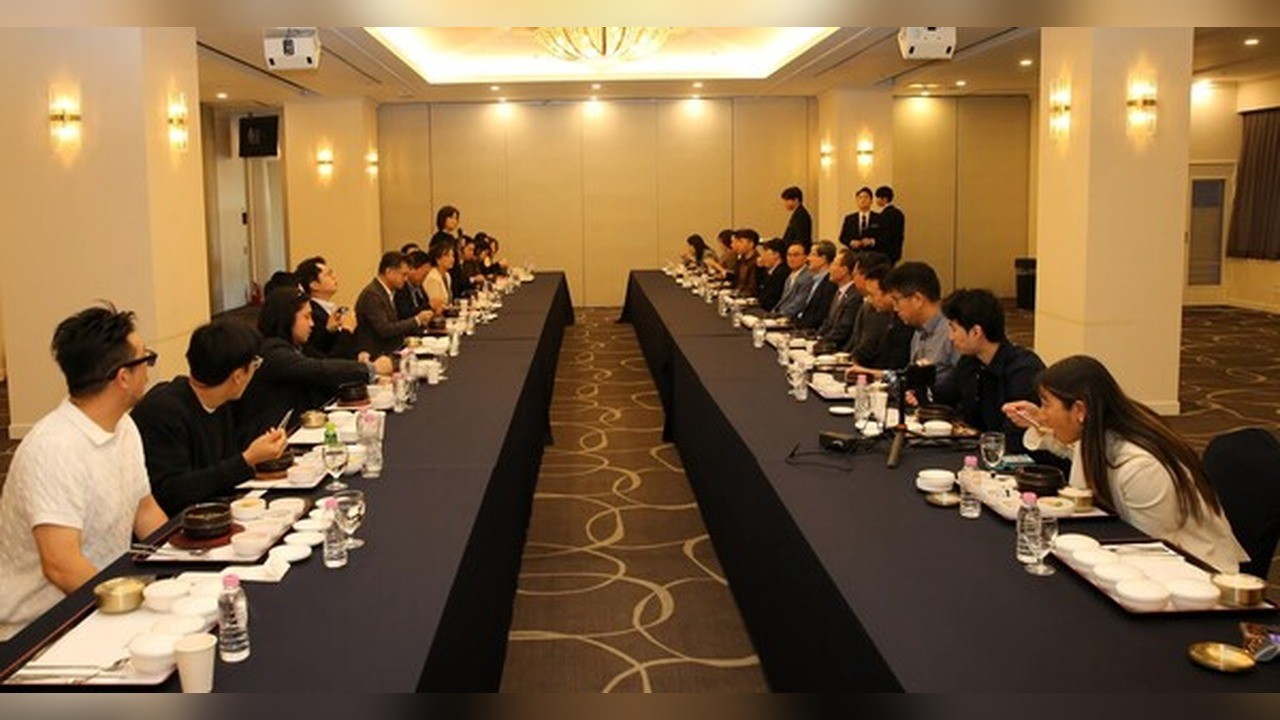Korean American next-generation business leaders at a long banquet-table briefing in Korea, 2026