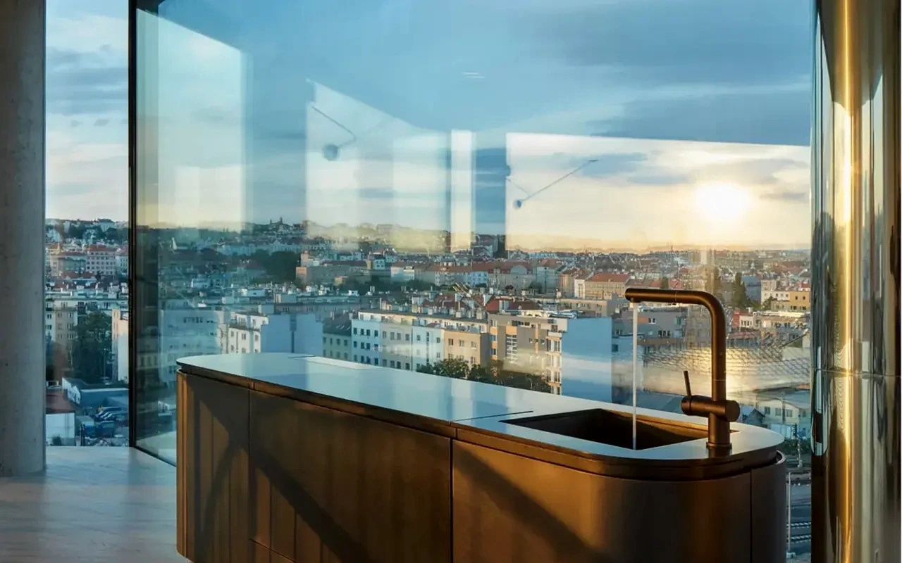 Velkoformátové rohové zasklení moderního interiéru s panoramatickým výhledem na Prahu