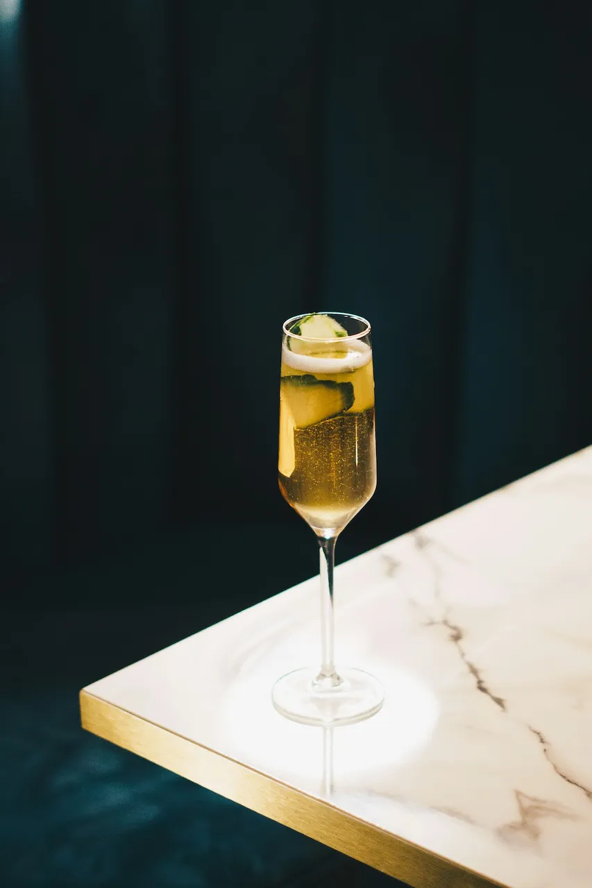 Une verre de champagne sur un comptoir
