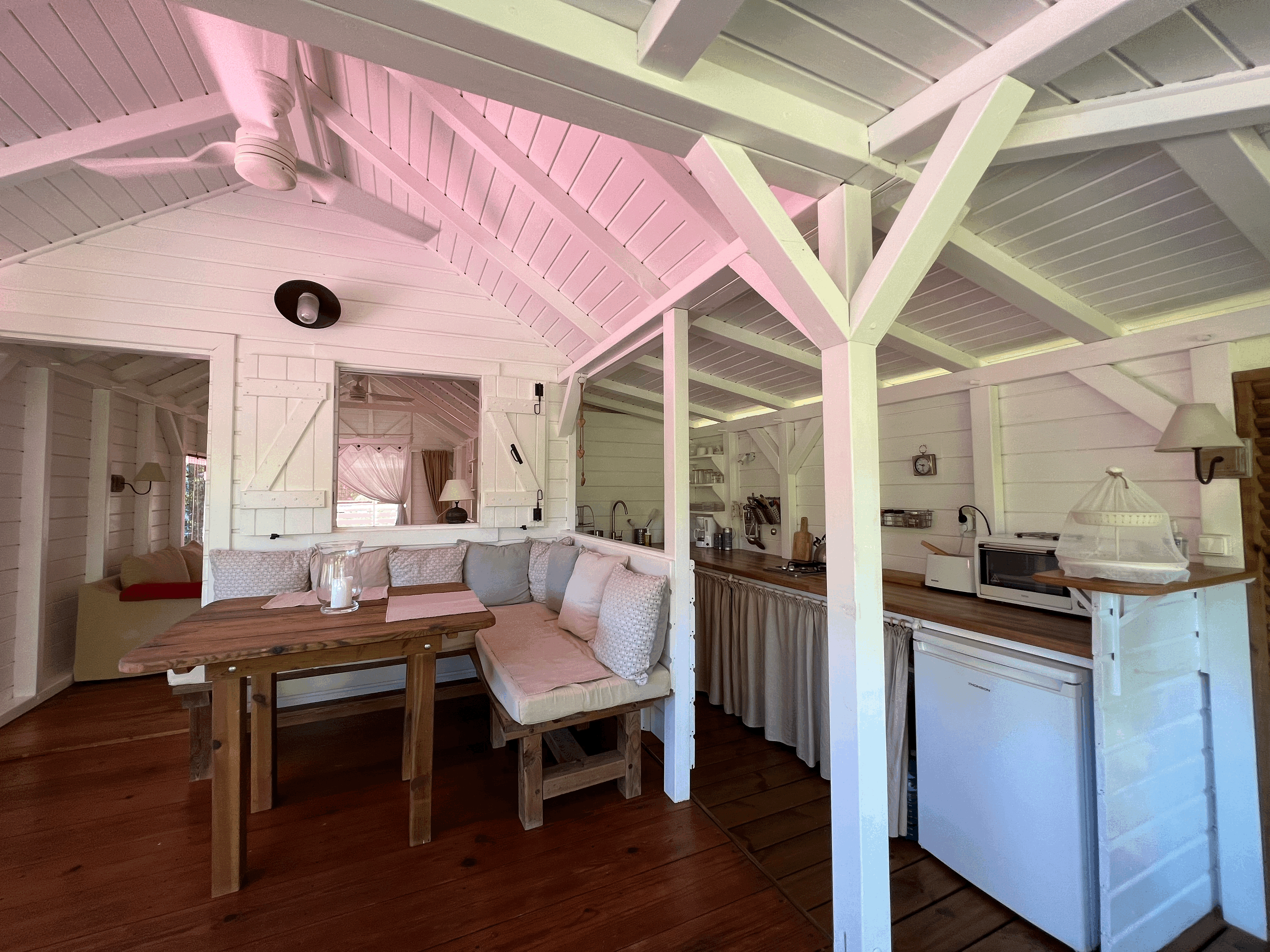 Pièce principale avec cuisine équipée, coin repas et chambre dans un lodge d'exception en Guadeloupe