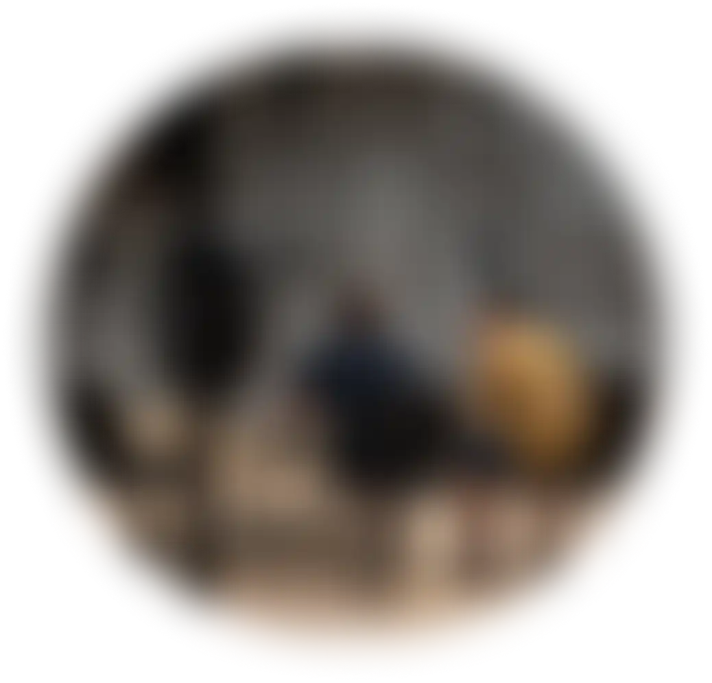 Deux personnes assises de dos devant un ordinateur dans un studio immersif équipé de multiples haut-parleurs suspendus et de panneaux acoustiques.