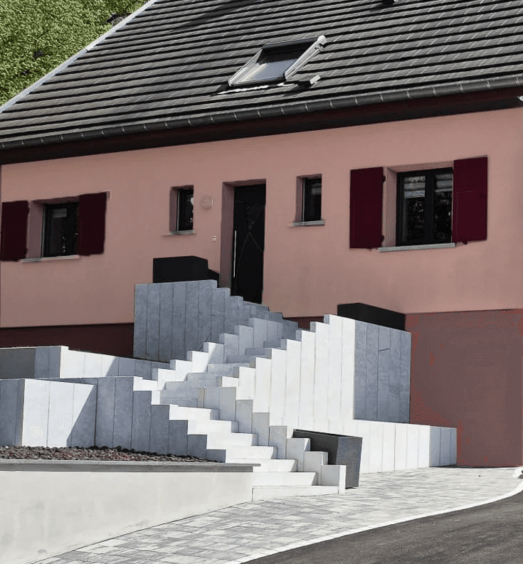 Escalier design en béton blanc à Steinsoultz, création sur-mesure par Acqua Terra