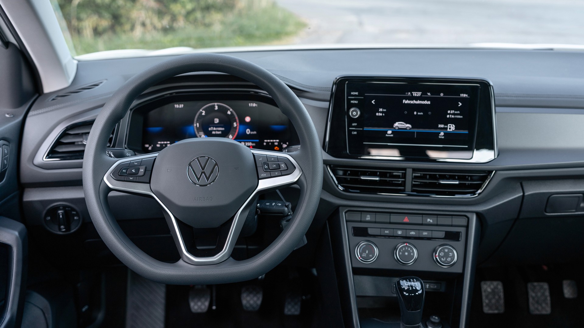 Fahrersicht im VW T-Roc – ergonomisches Cockpit für die Fahrausbildung in Neustadt bei Coburg & Rödental.