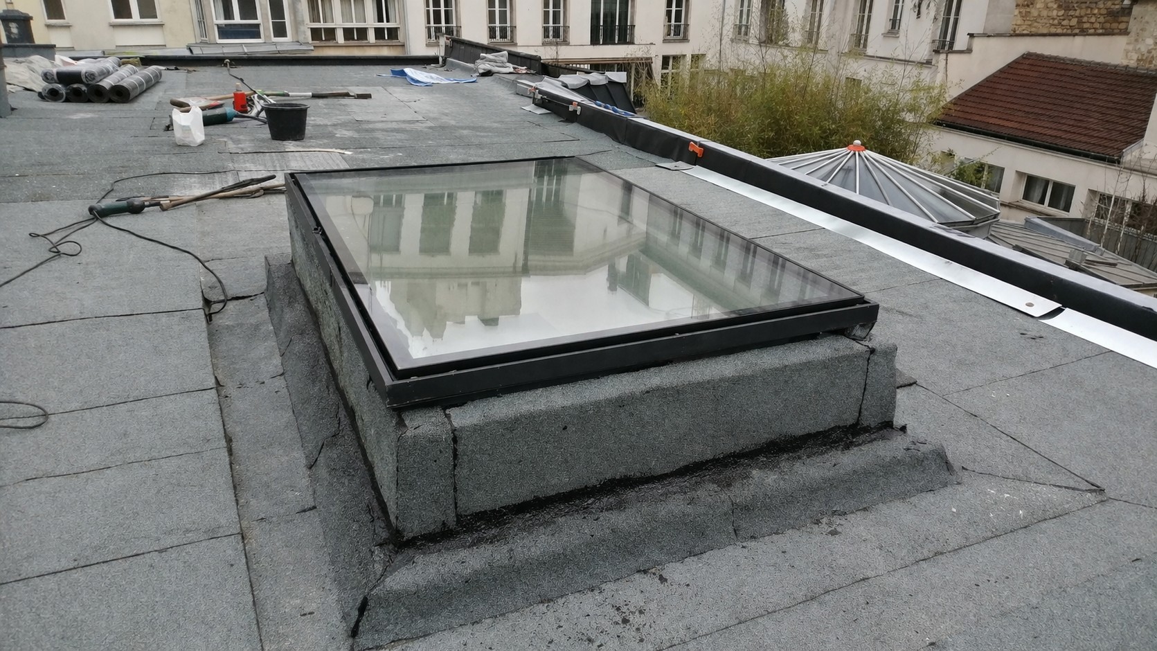Velux installé sur une toiture terrasse à Paris avec relevés d’étanchéité et finition en membrane bitumineuse