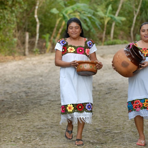 科巴遗址、蓬塔拉古纳和天坑：含导游的游览团，从图卢姆出发的往返交通 + 科巴的午餐票