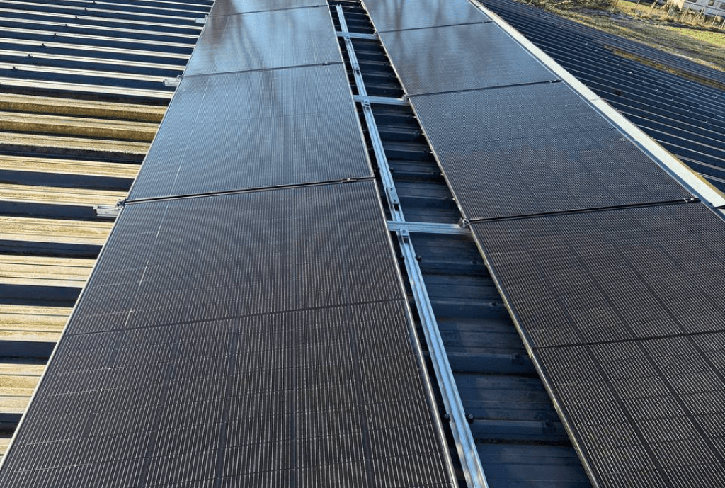 Photo d'une maison à Verneuil d'Avre et d'Iton en France équipée de panneaux photovoltaïques dont l'installation a été faite par Solarock.