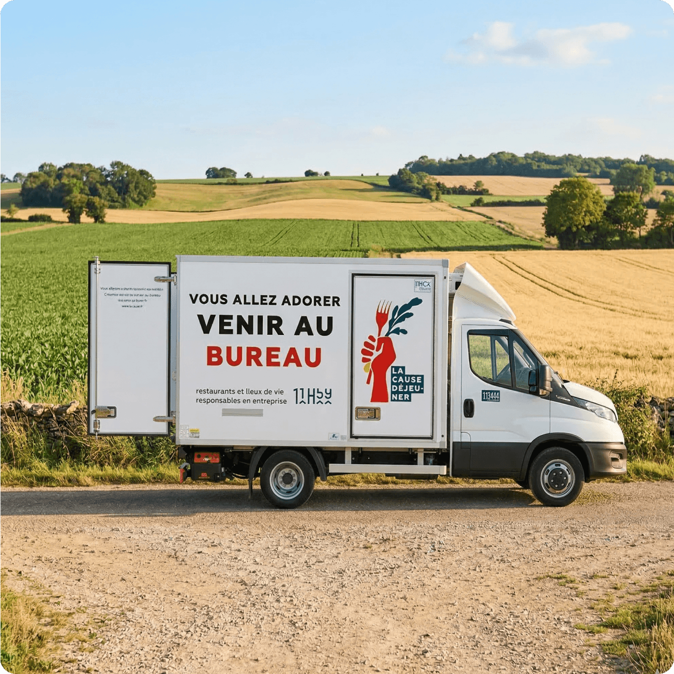 Camion de livraison blanc de "La Cause Déjeuner" stationné devant un paysage rural, avec le slogan "Vous allez adorer venir au bureau" et le logo 11h59.