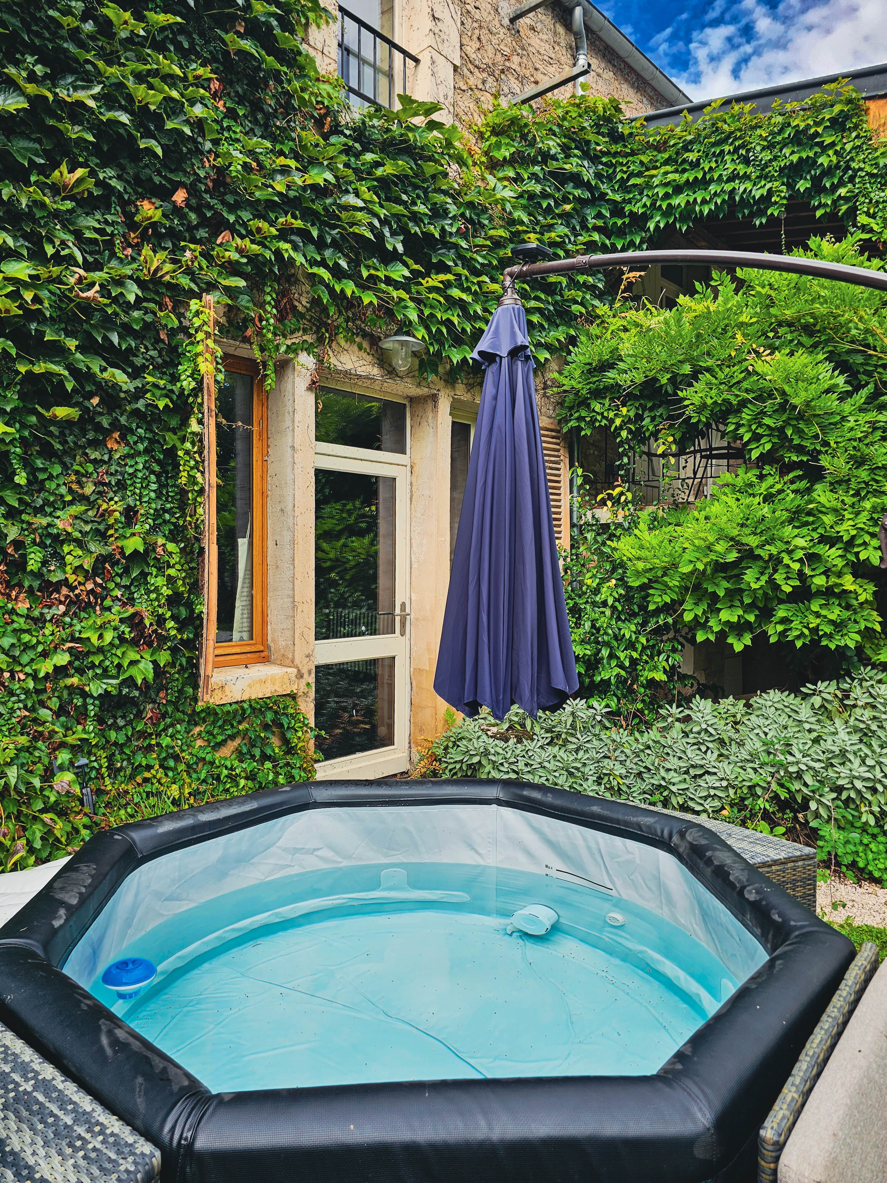 Jacuzzi extérieur sous un ciel nuageux