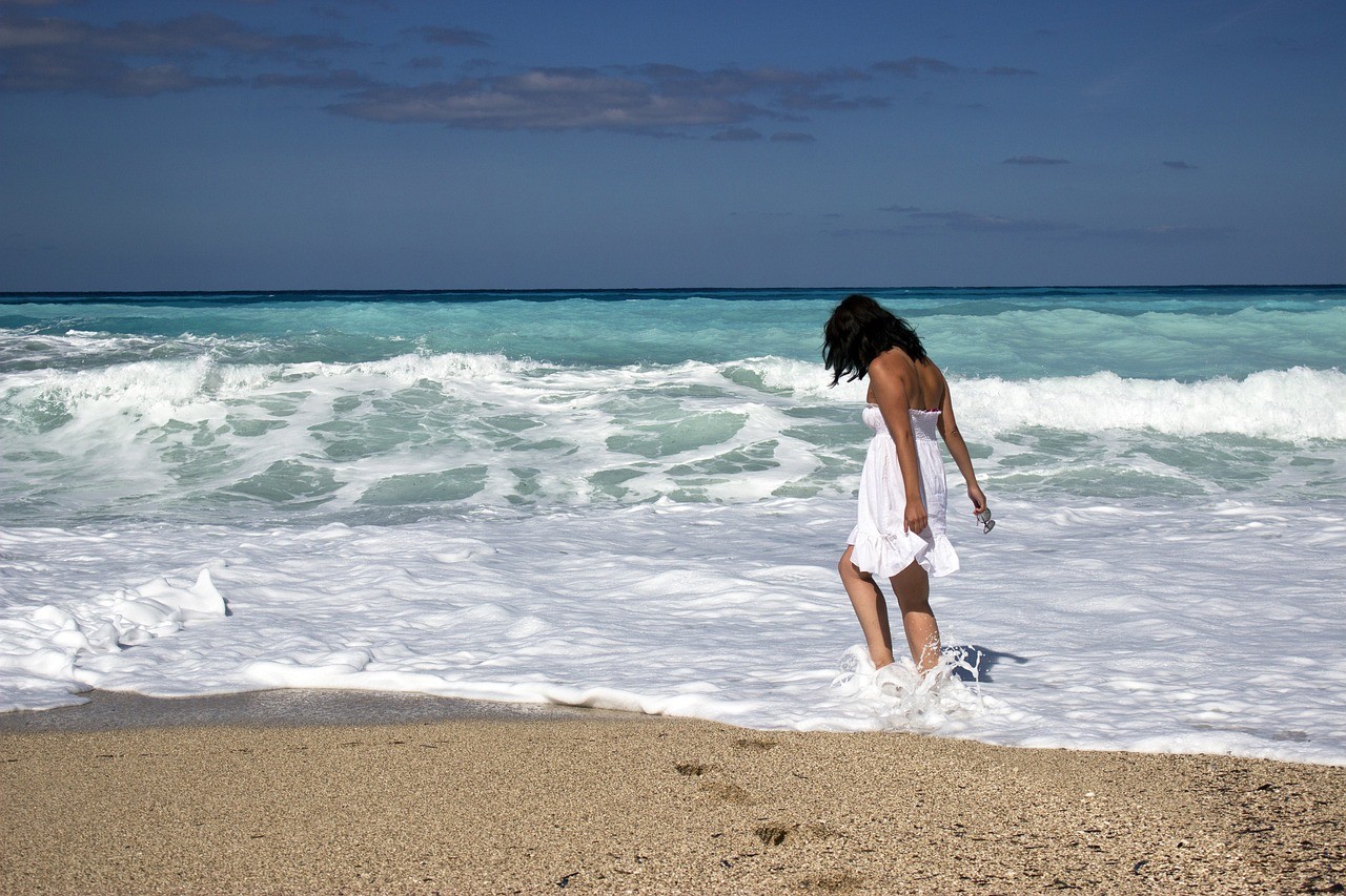 a woman feeling the tides with her feet, heso blog image
