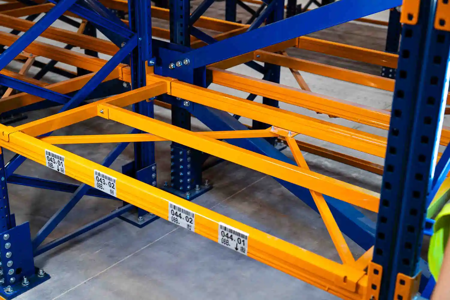 depo raf sistemlerinde deprem güvenliği