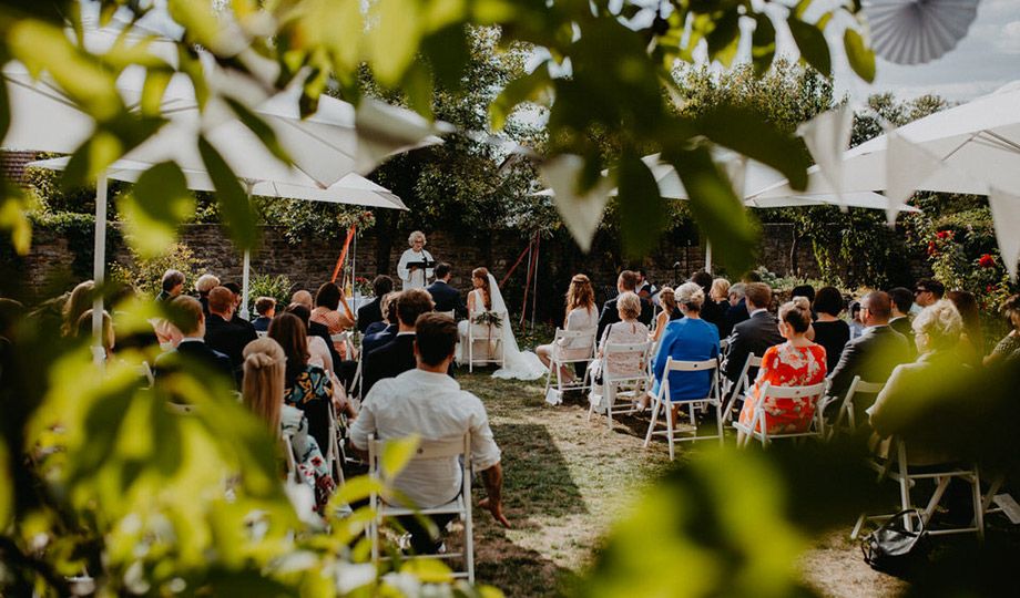 Romantische freie Trauung im idyllischen Garten der Villa Sommerach unter freiem Himmel