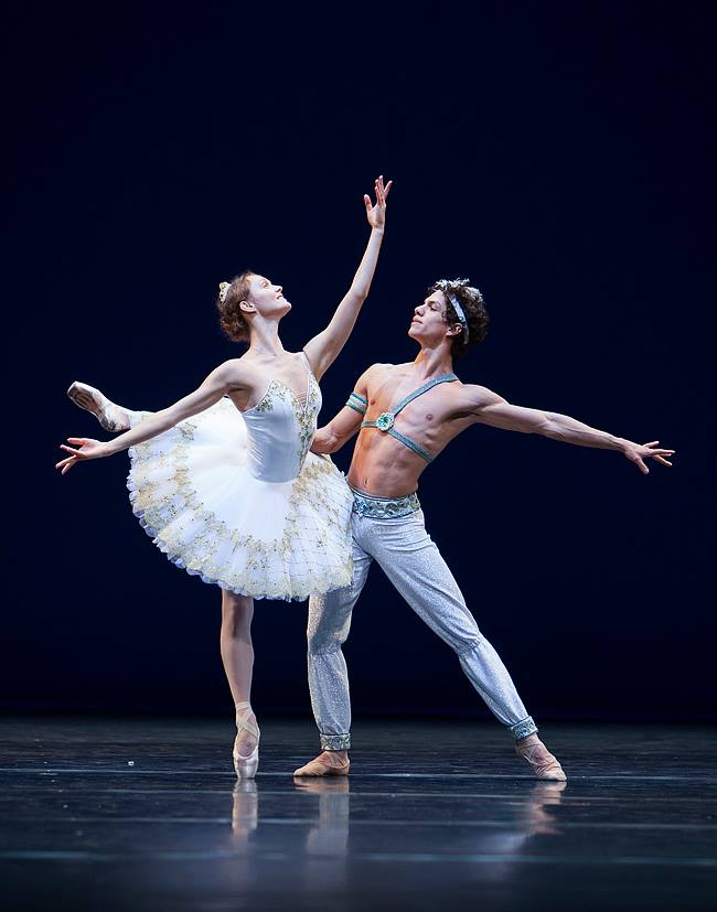 Photo of Isaac Hernandez dancing for Het National Ballet