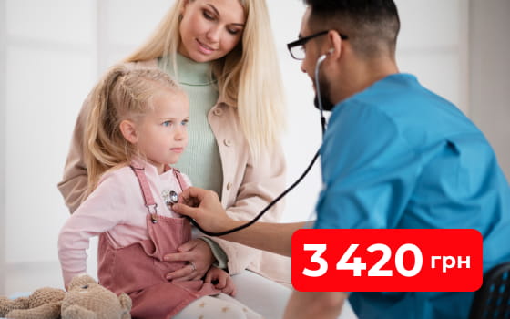 Лікар слухає дівчинку
