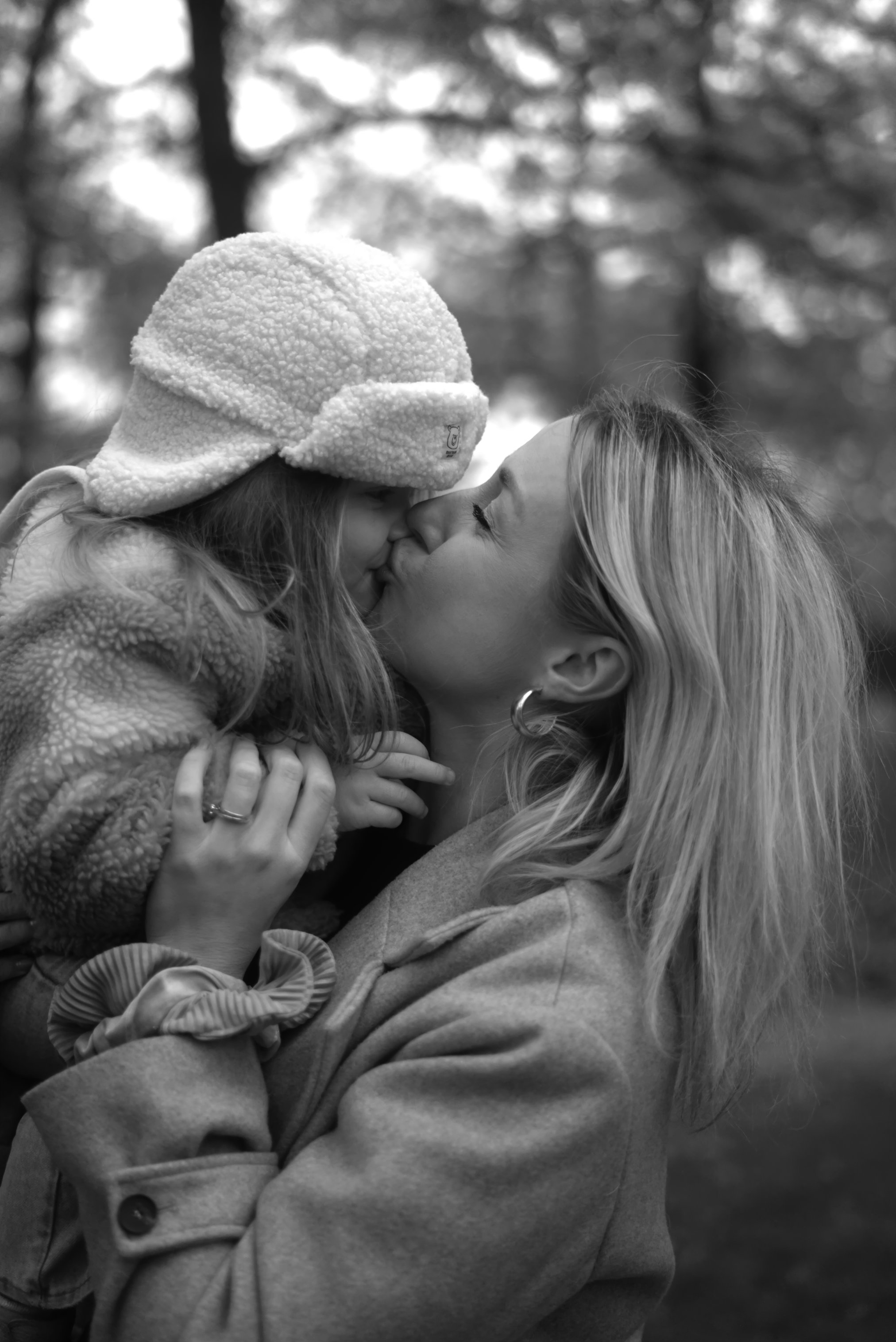 Maminka s dcerou při podzimním rodinném focení v parku - černobílá fotografie