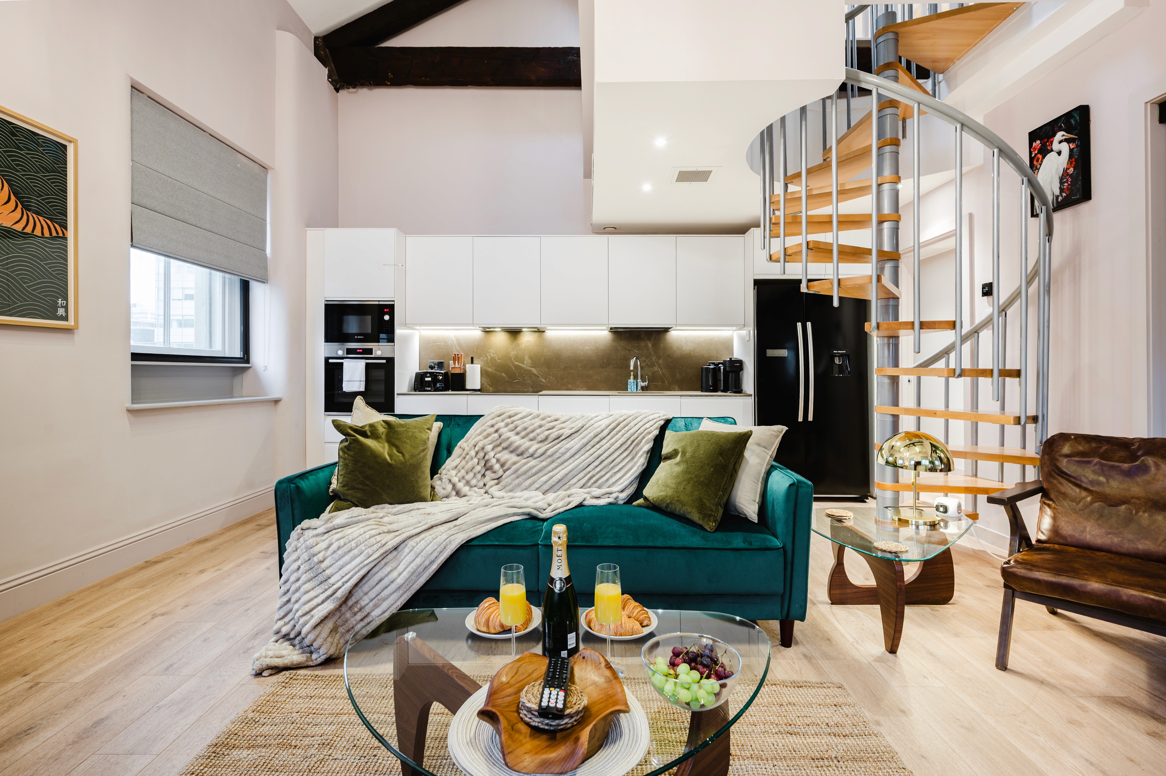 Image of chalet next to mountains