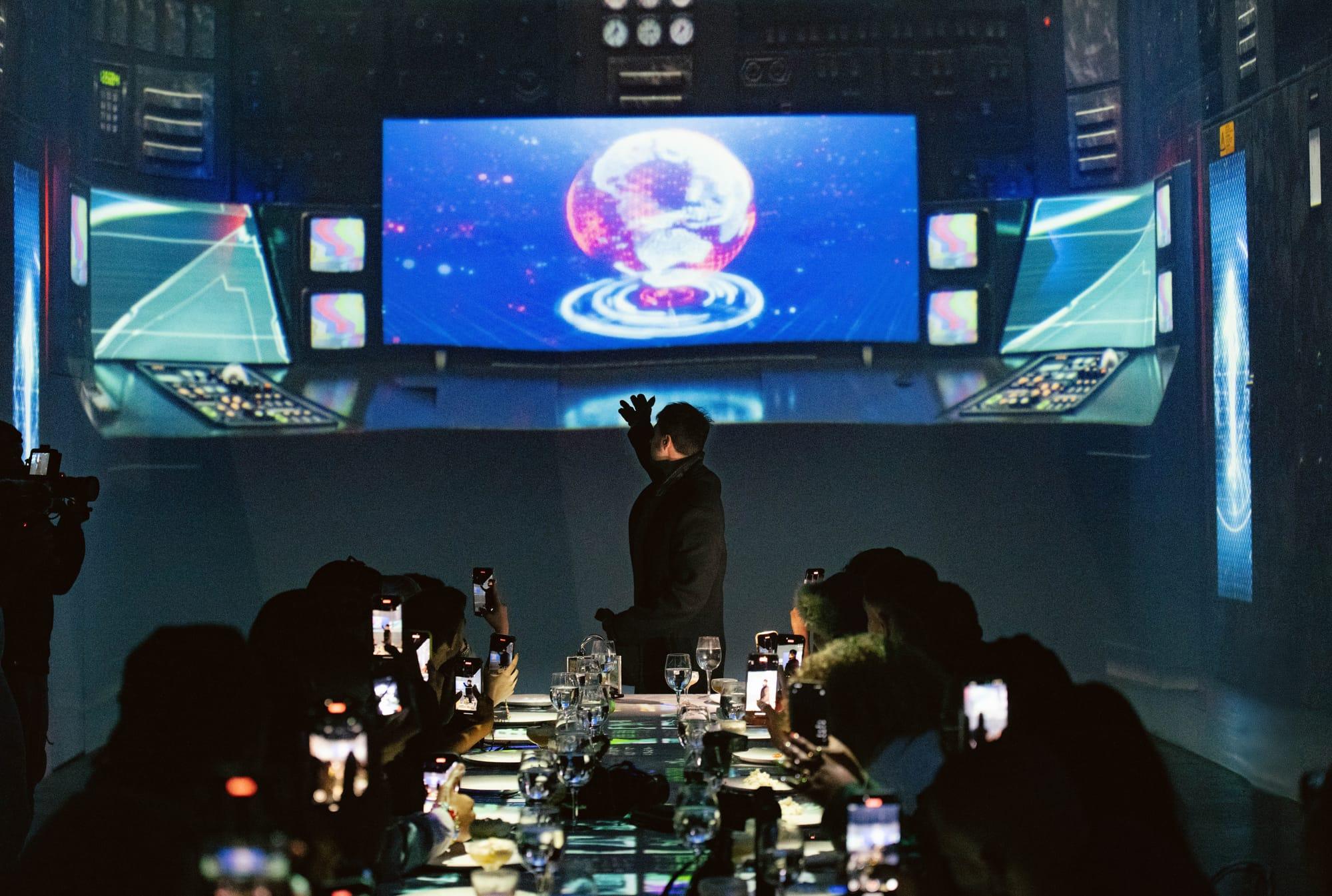 shift-midtown-futuristic-immersive-dinner-projection-mapped-02_web