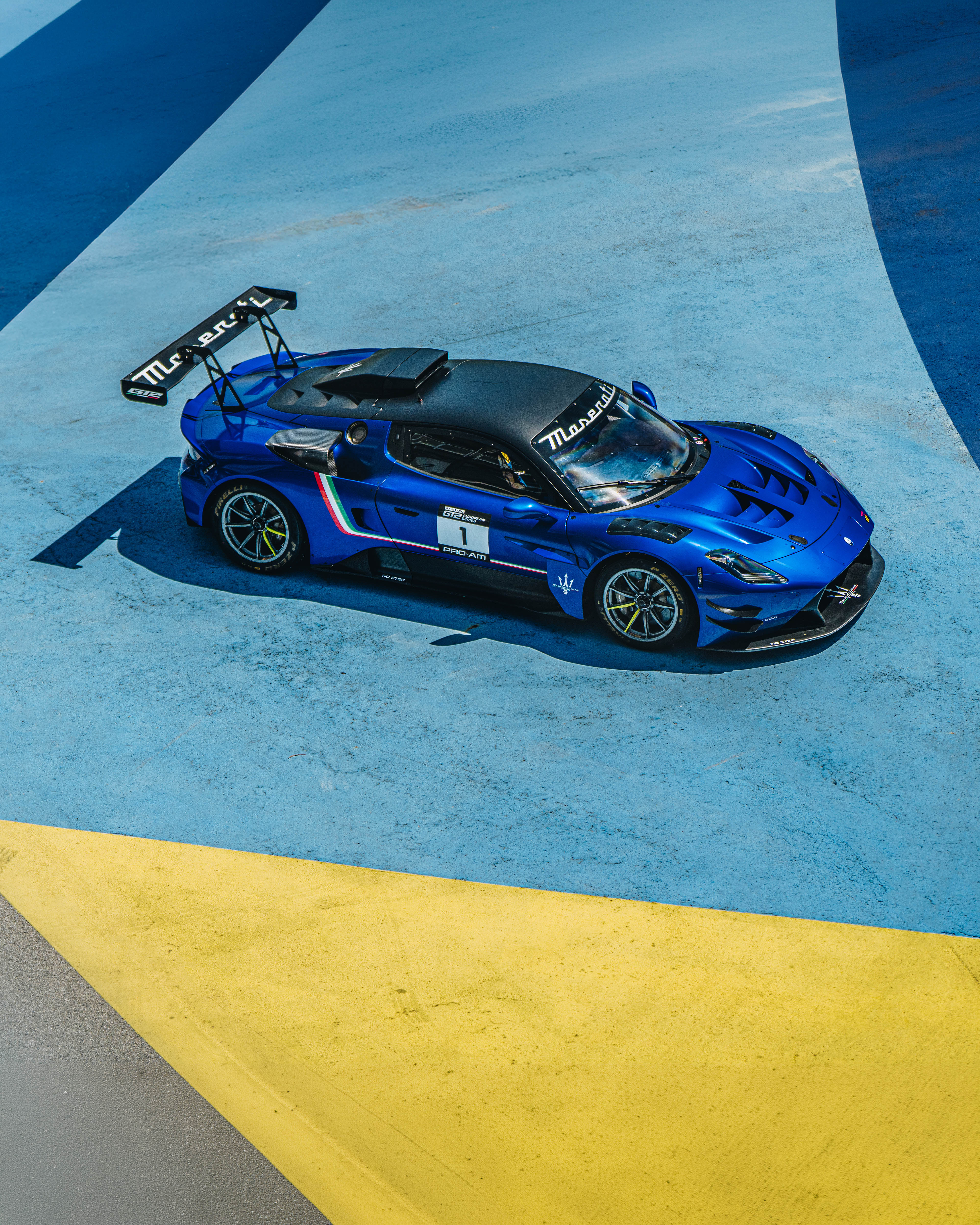 Render vista tre quarti frontale di Kia EV6 in ambiente architettonico moderno e minimalista in stile advertising.