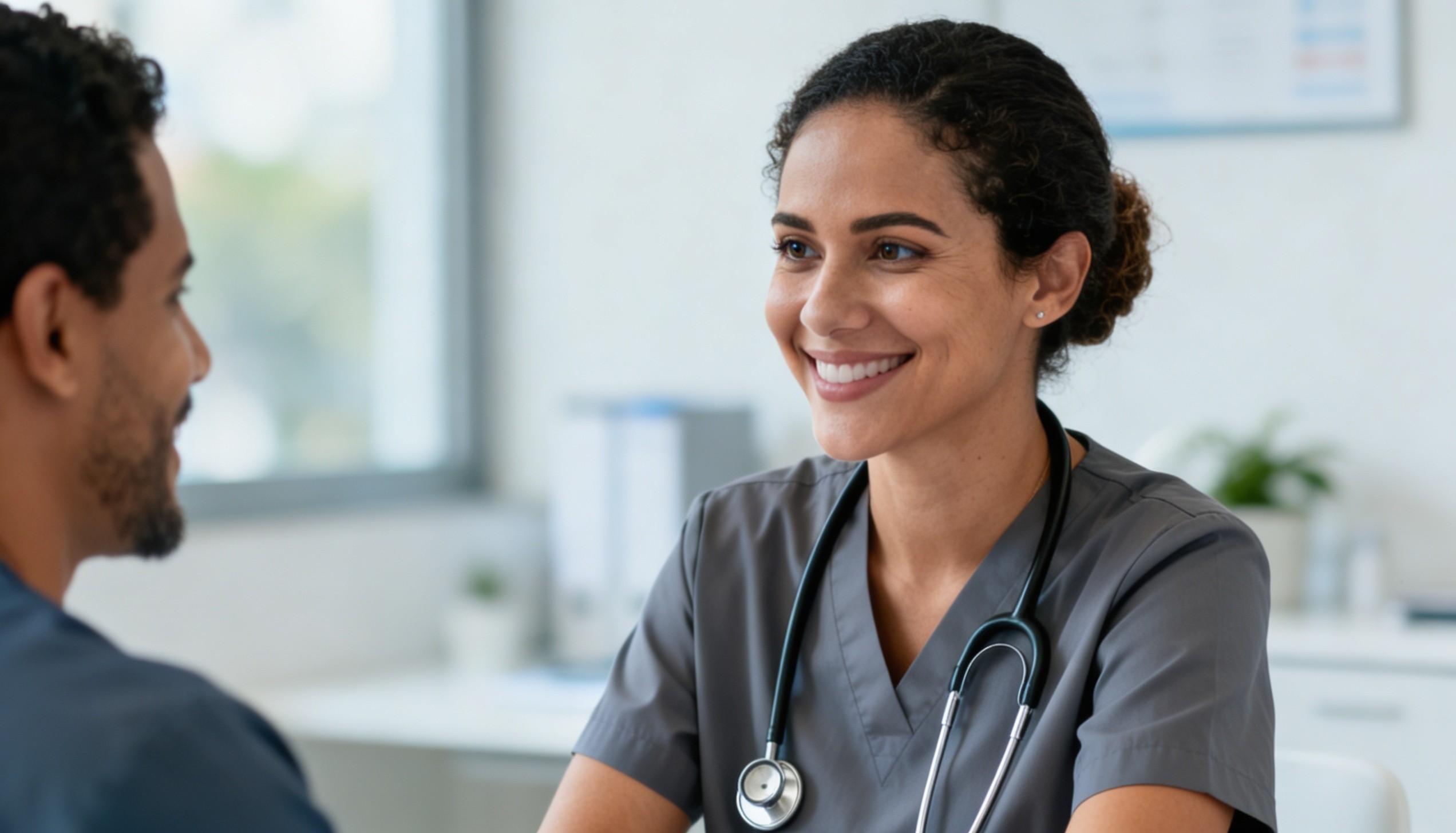 Profissional de saúde ocupacional realizando atendimento clínico a colaborador em consulta médica.