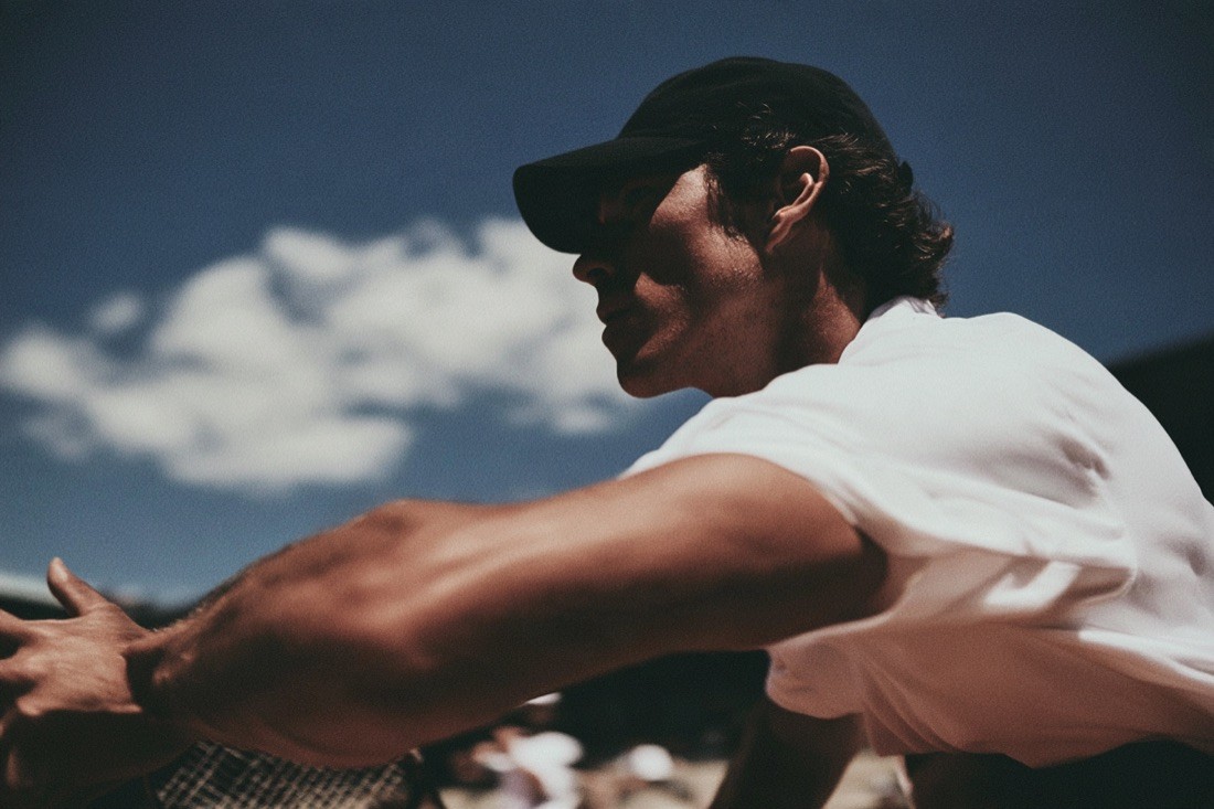 KI-Visual: Tennisspieler im Stil der 80er mit Cap