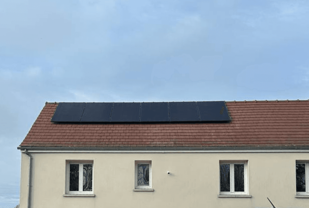 Photo d'un toit d’une maison à Longueil-Sainte-Marie équipée de panneaux photovoltaïques dont l'installation a été faite par Solarock.
