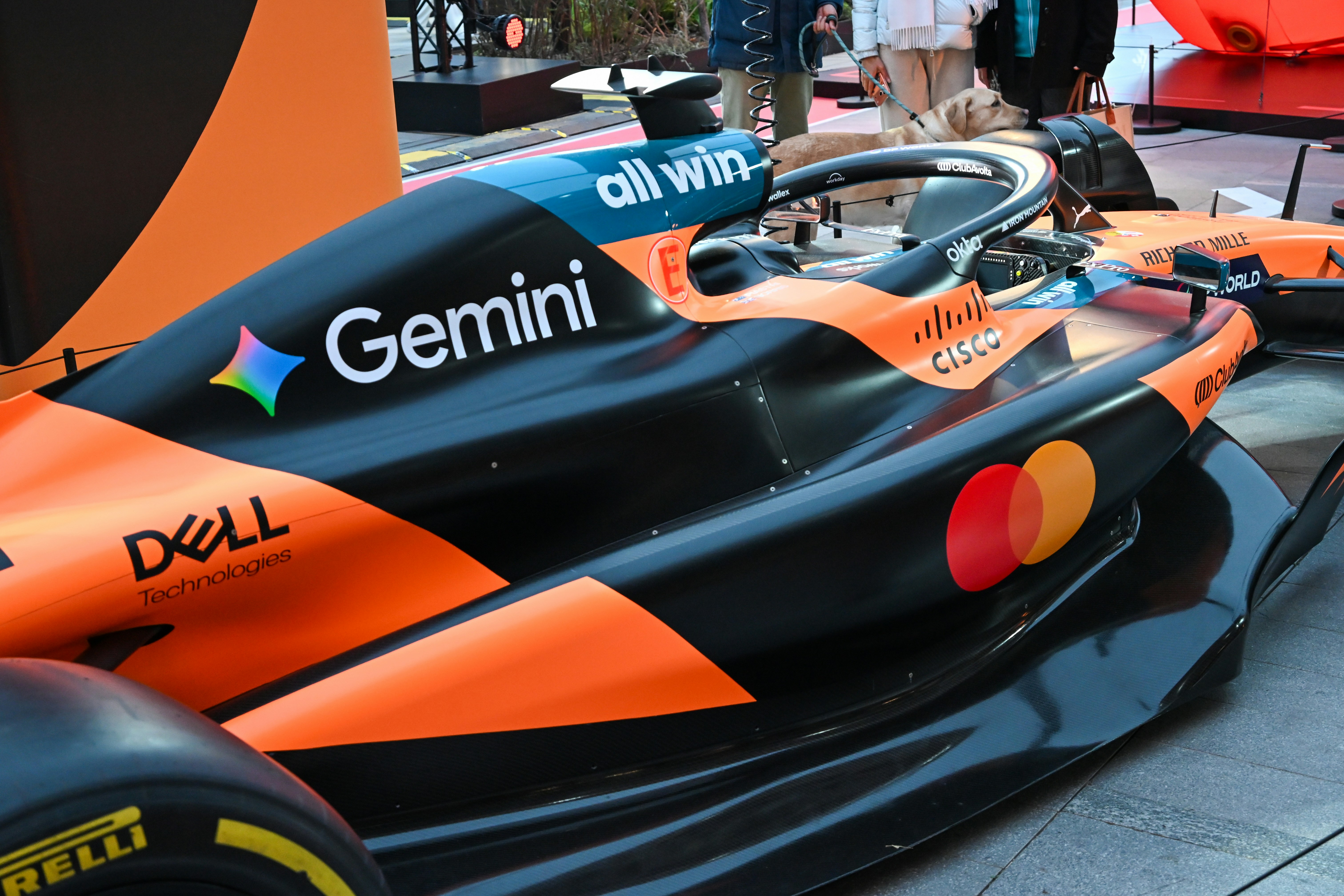 mclaren-formula-1-car-with-gemini-and-mastercard-logos - yanzheng-xia (unsplash)./pho