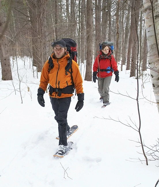 Couple en randonnée avec raquette à neige