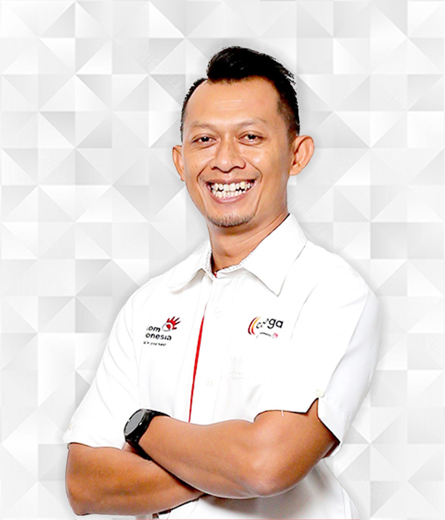 Foto portrait SVP Business Strategy collega Tatang Mutaqim menggunakan kemeja collega putih
