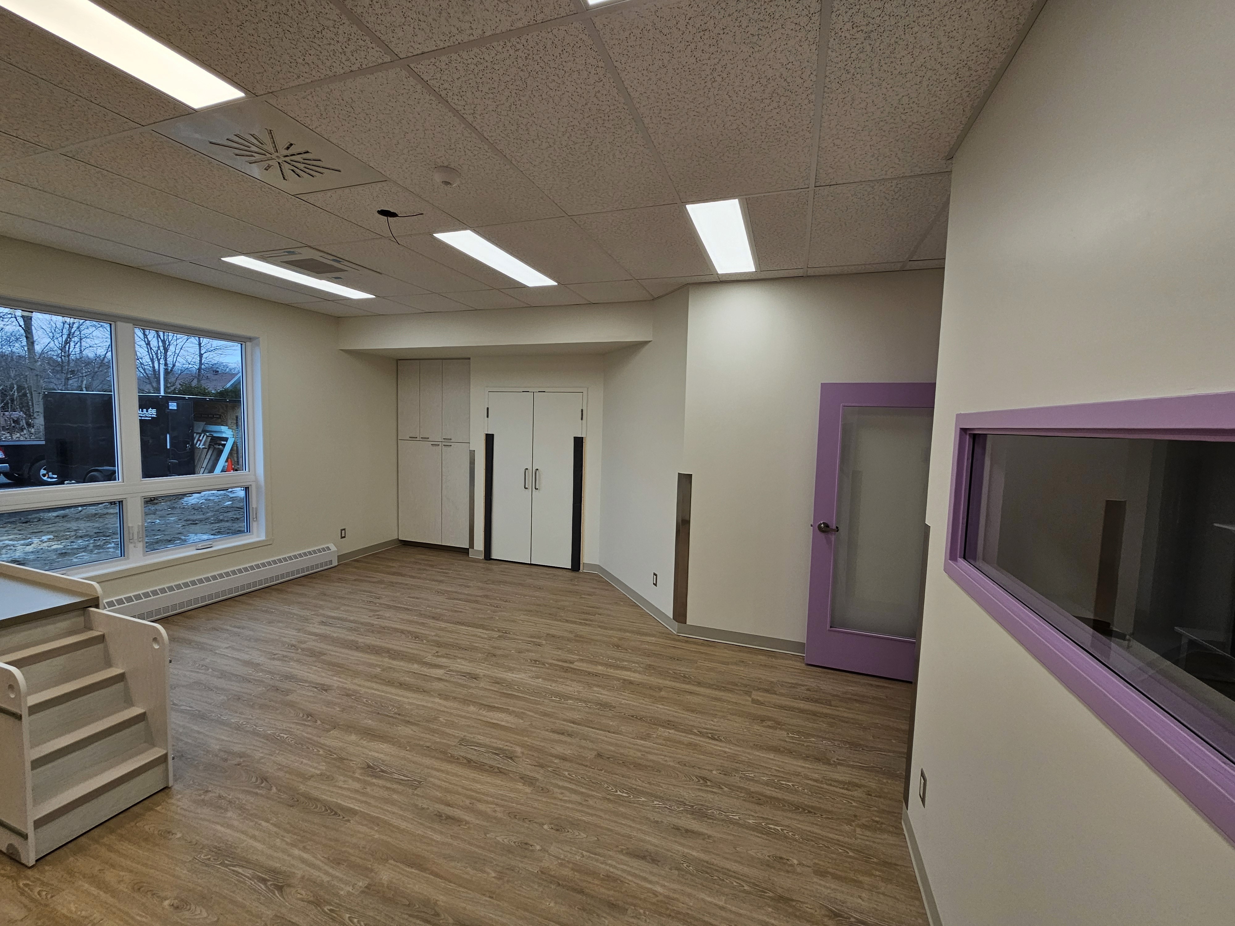 Étagères de chaussures, mur de pierre et comptoir de la nouvelle succursale de Chaussures Fillion