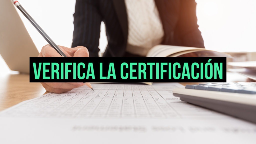 Trabajador efectuando la certificación para el proveedor chino