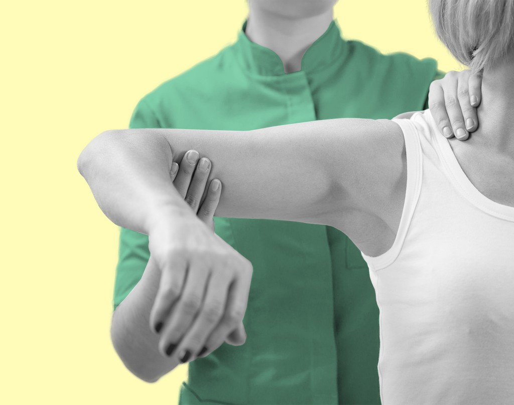 Fisioterapeuta trata dolor de hombro.